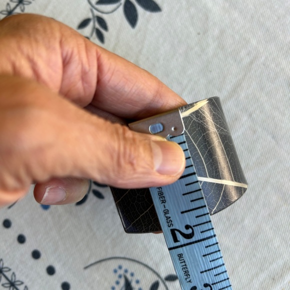 Resin cuff bracelet - cream & off-white - Picture 2 of 8